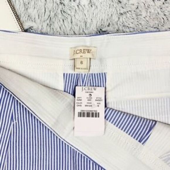 🔹NWT! J. Crew Blue & Pleated Seersucker Shorts🔹 - Picture 3 of 5